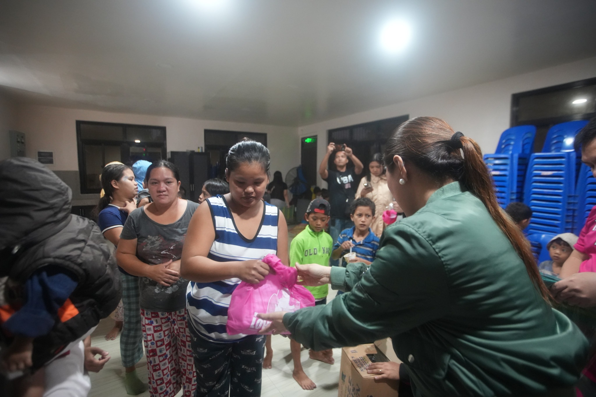 TINGNAN || KASALUKUYANG NASA BARANGAY LITA si Mayor Lovely Reynoso-Pontioso para hikayatin ang mga naninirahan sa Sitio Pulong Ipot, na lubhang delikado sa banta ng pagtaas ng tubig sa Alitao River, na magsilikas sa ligtas na lugar.