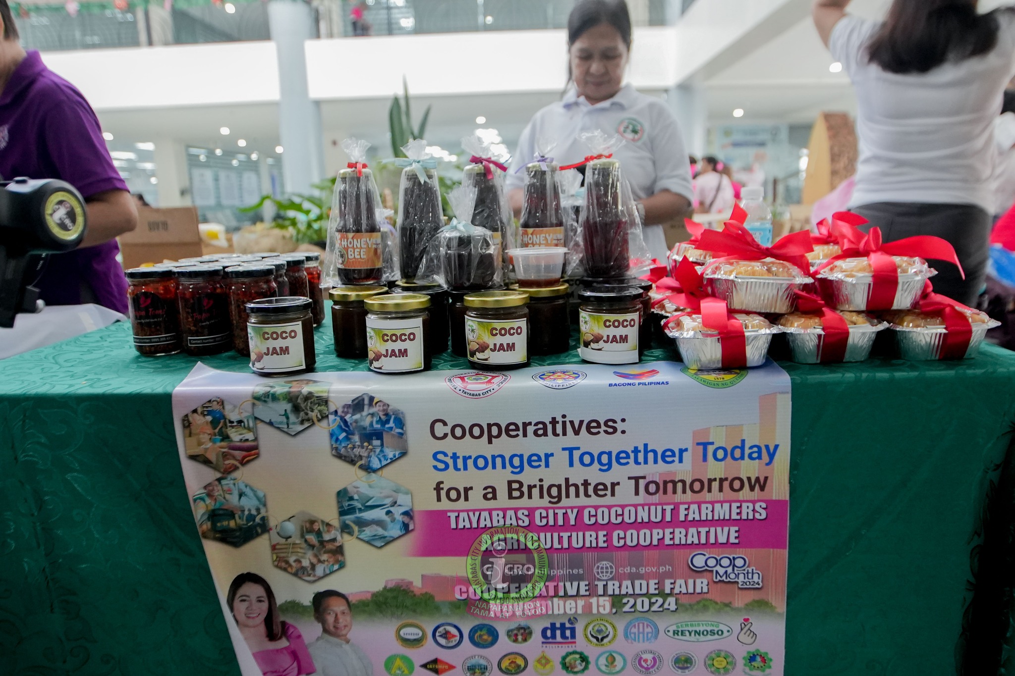 Ang Cooperative Trade Fair and Coconut Business Opportunity Forum for Cooperatives na dinaluhan ng mga kasapi ng labing-anim (16 ) na kooperatiba sa Lungsod ng Tayabas.